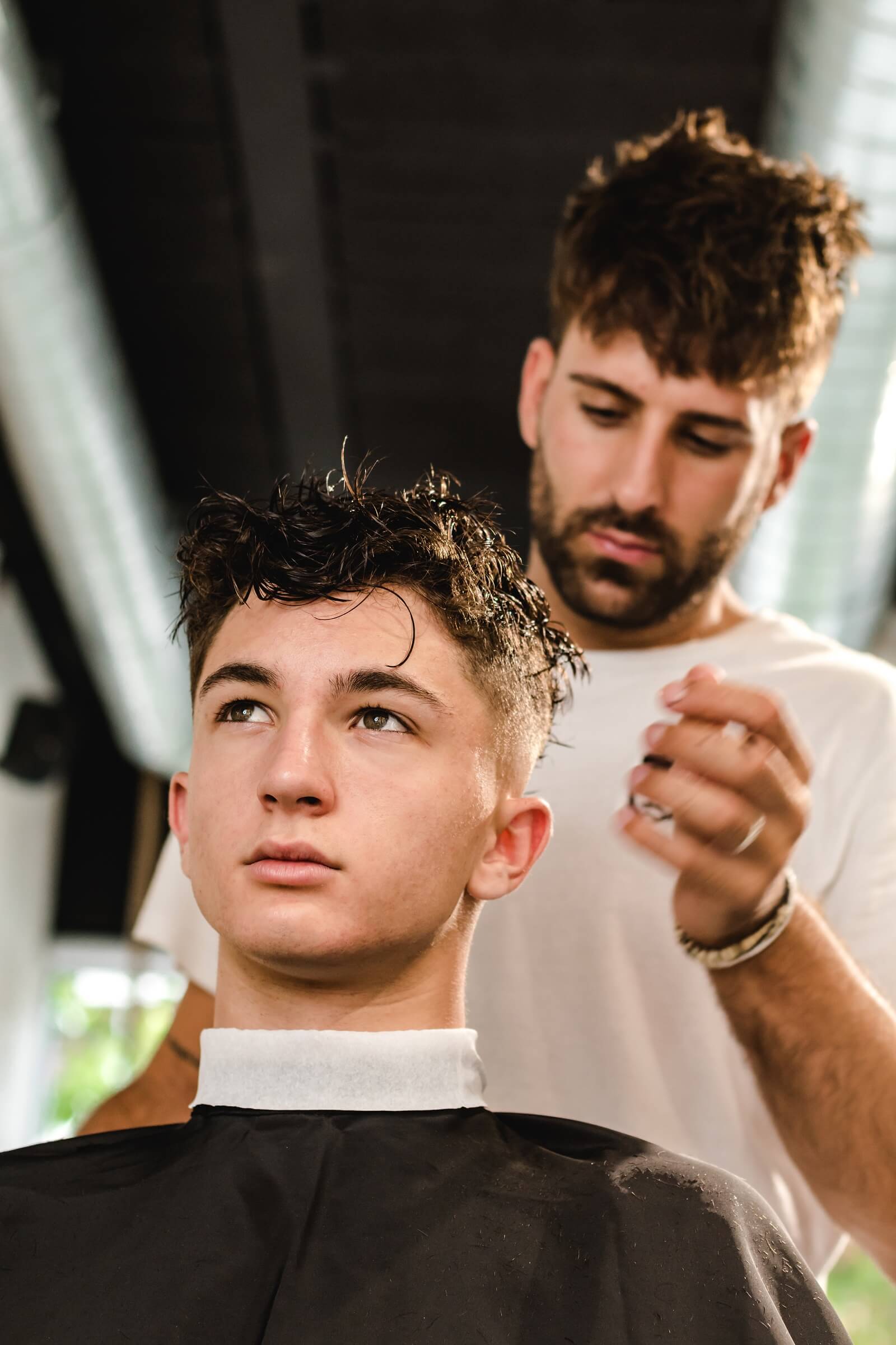 confident-teenager-visiting-hairstylist-in-barber-Y3NHEFX.jpg