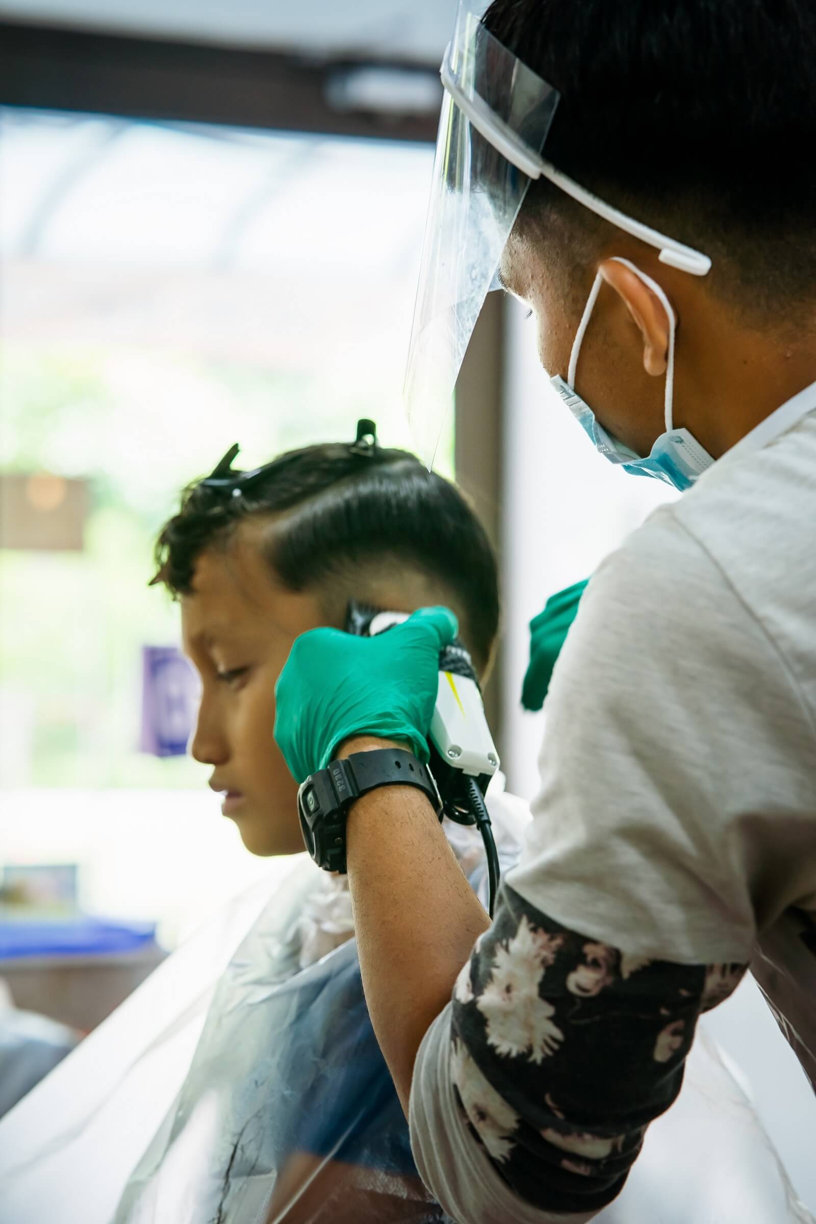 a-young-boy-getting-his-hair-cut-at-barber-shop-ba-6VWW3P3.jpg