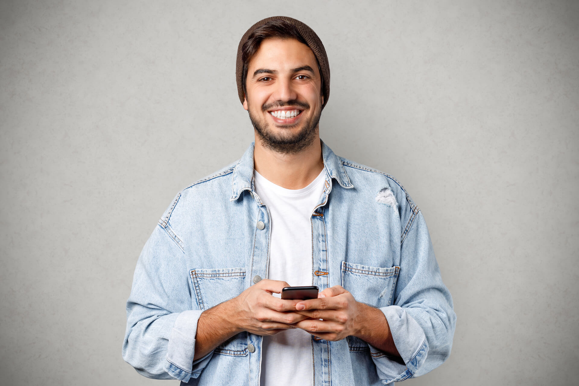 handsome-millennial-guy-with-smartphone-2021-11-03-18-11-16-utc.jpg